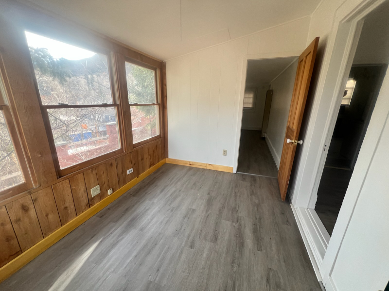 1015 Manitou Ave - Photo 4 of 4