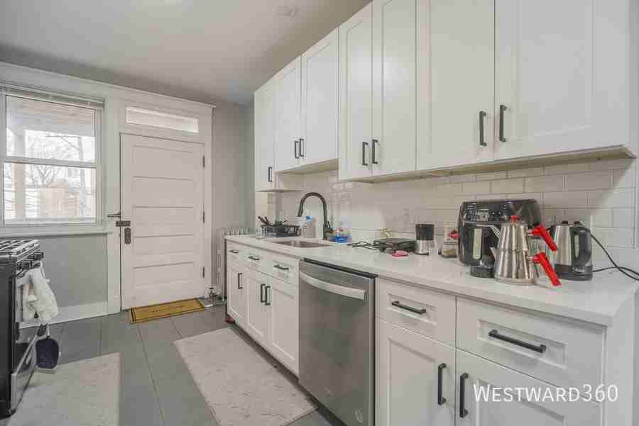 1410 W Farragut Ave #2 - Photo 3 of 20