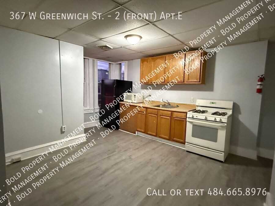 367 W Greenwich St #2FRONTAPTE - Photo 3 of 6