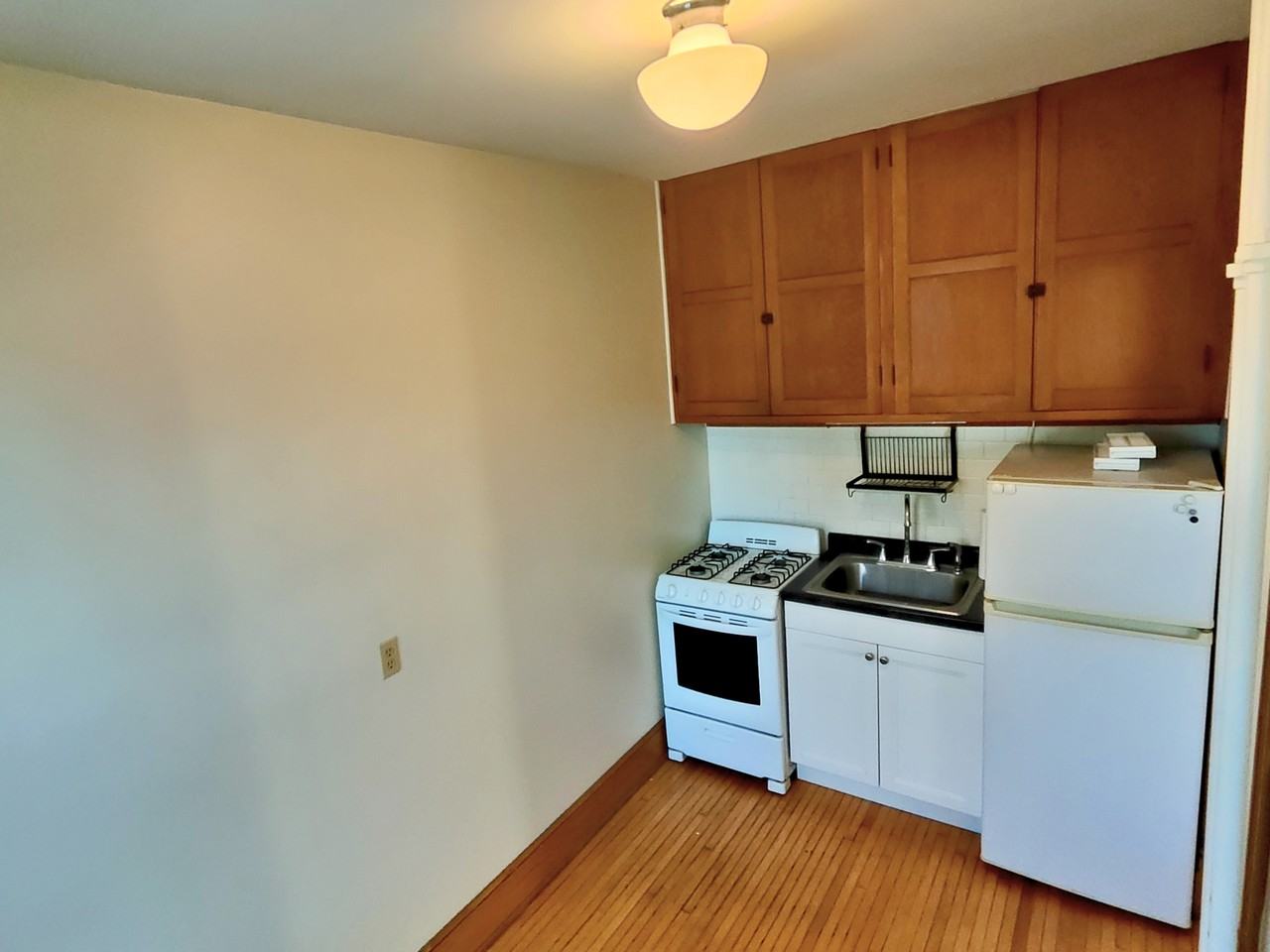 228 E 8th St #3 - Photo 2 of 8