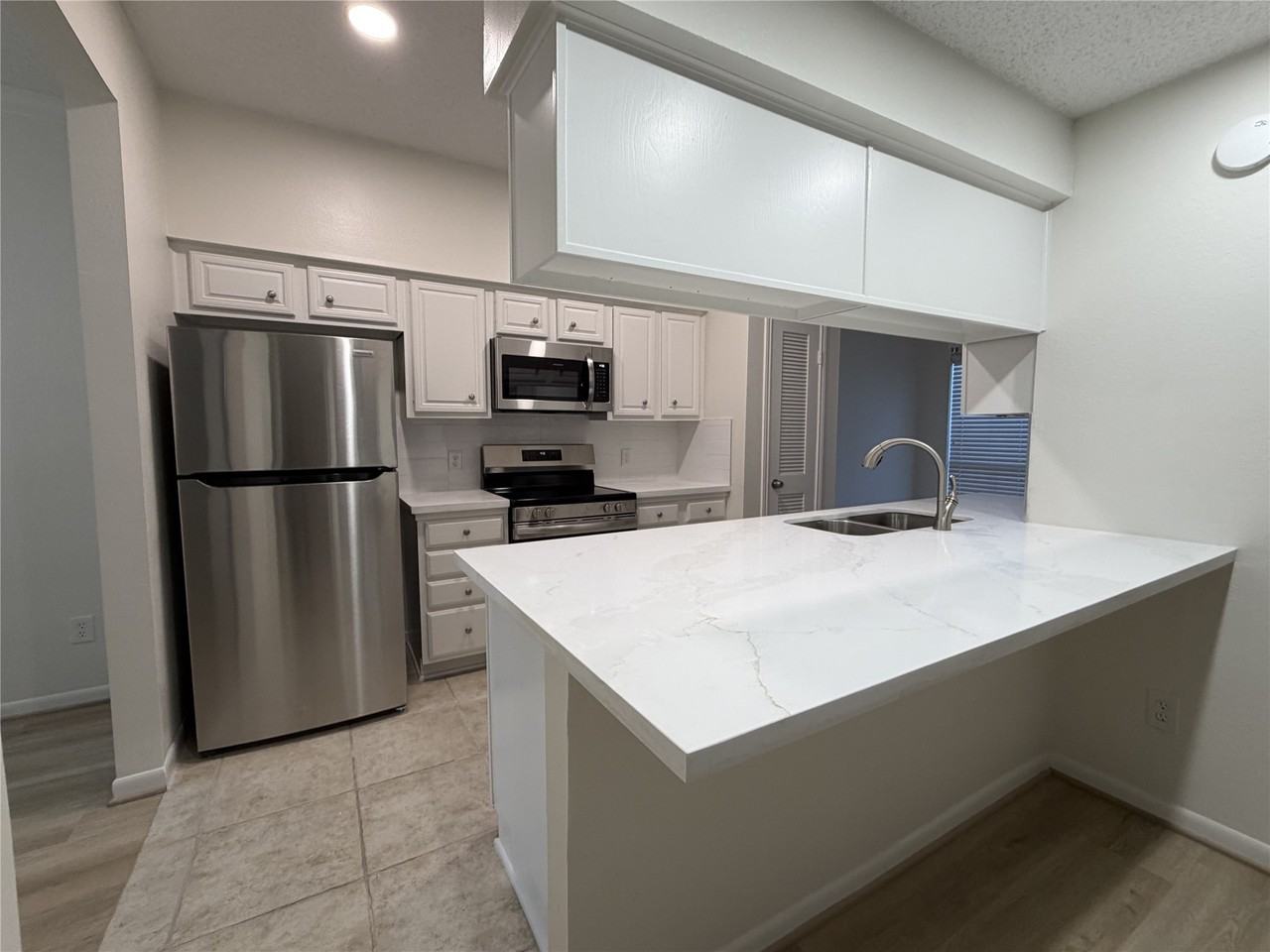 1025 Fountain View Dr #1025 - Photo 5 of 16