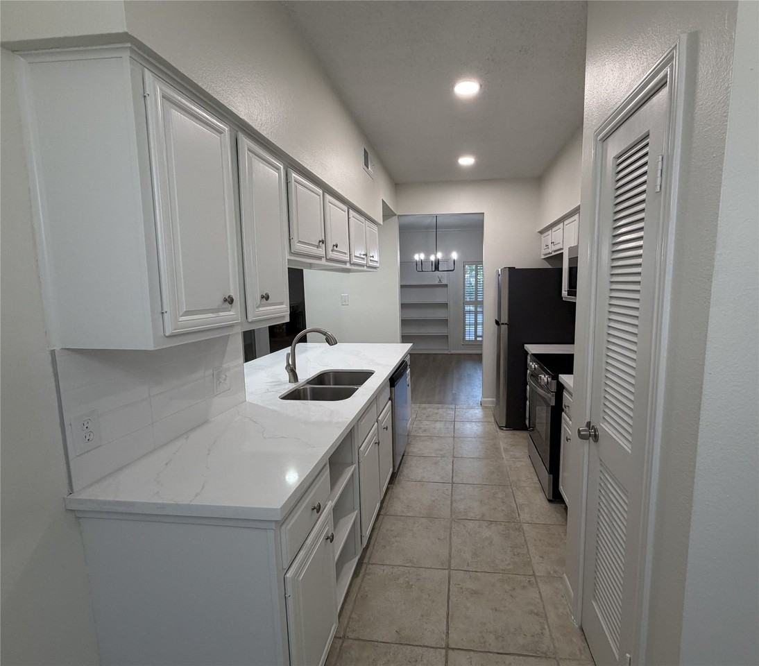 1025 Fountain View Dr #1025 - Photo 7 of 16