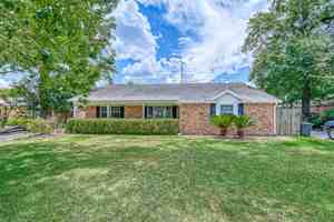 featured image of 918 Wycliffe Dr #918