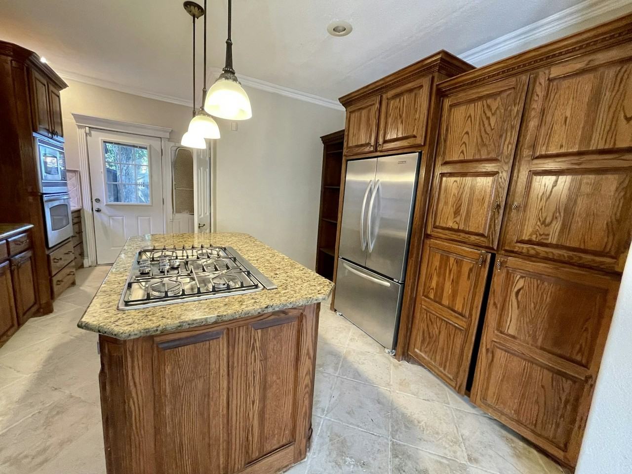 5118 Stoneleigh Avenue, Unit House - Photo 7 of 9