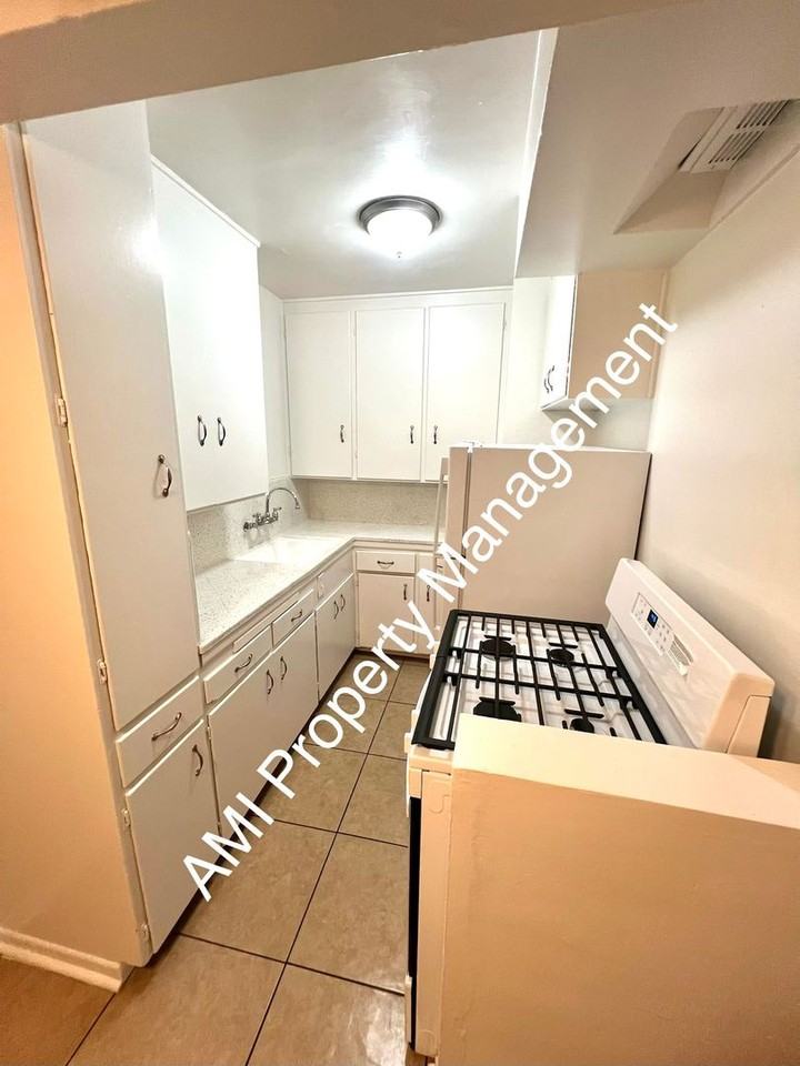 2573 1/2 Broadway - Photo 2 of 6