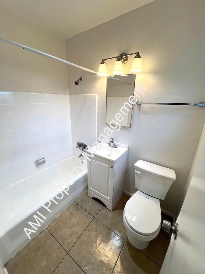 2573 1/2 Broadway - Photo 6 of 6