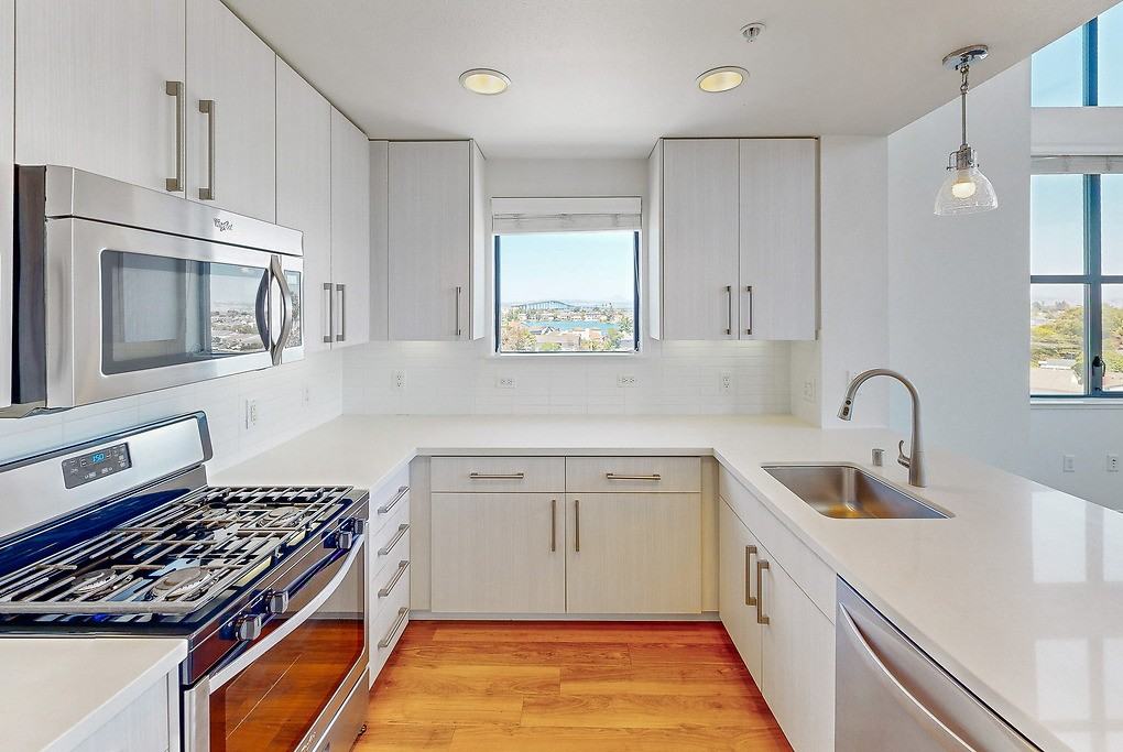 One Hundred Grand - Photo 7 of 50