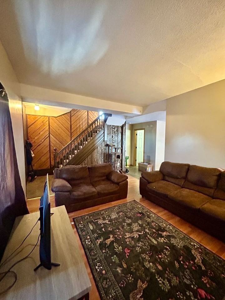 817 1/2 W 3rd St - Photo 2 of 17