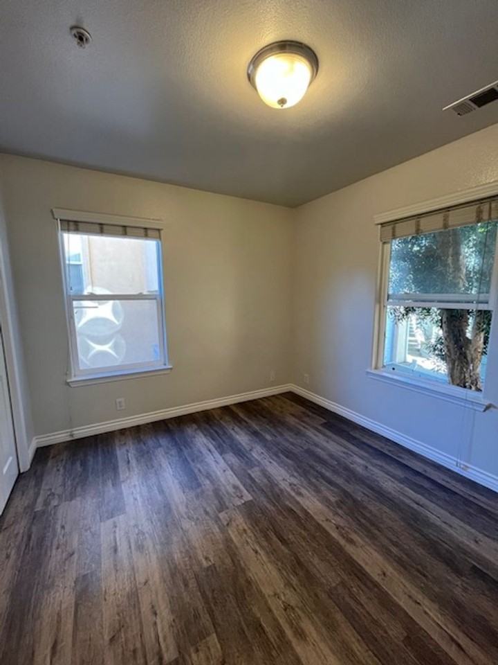 1144 Walnut St #13 - Photo 6 of 9