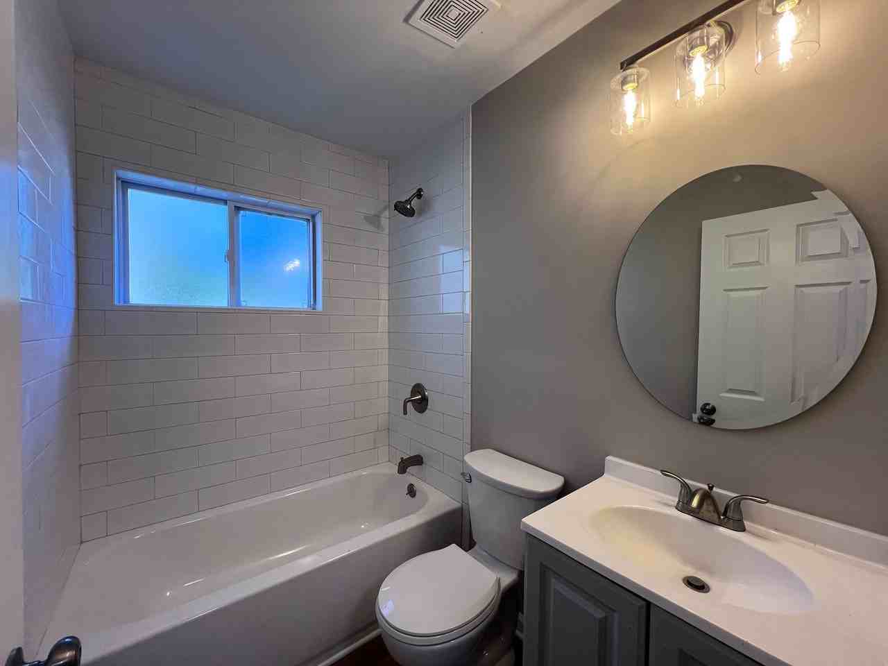 220 Phillips Ave - Photo 3 of 18