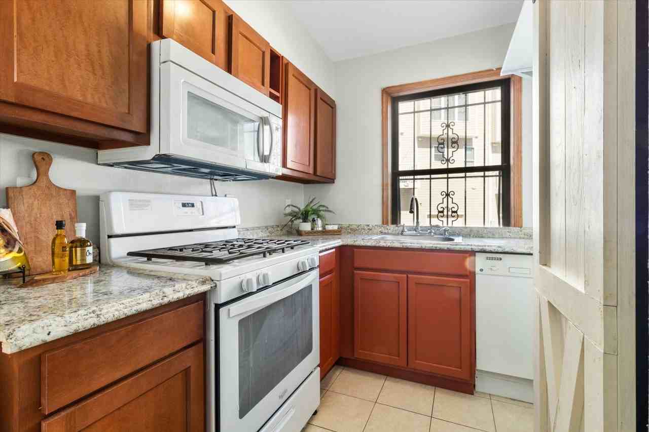 613 Hamlin St Ne - Photo 6 of 33