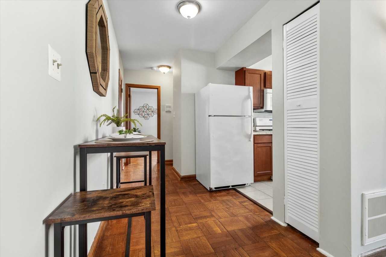 613 Hamlin St Ne - Photo 7 of 33