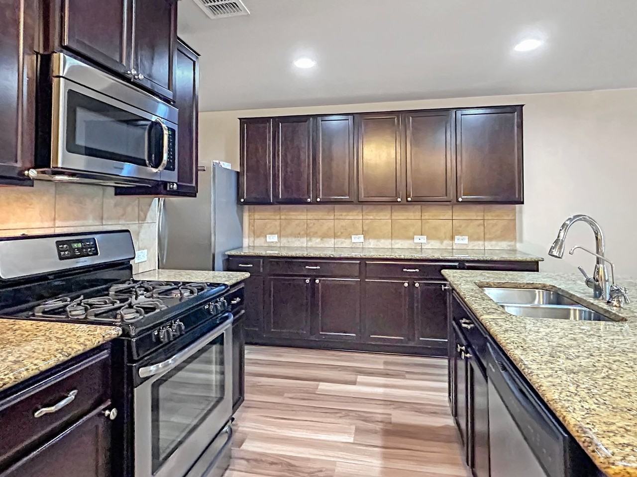 10415 Reckless - Photo 3 of 33