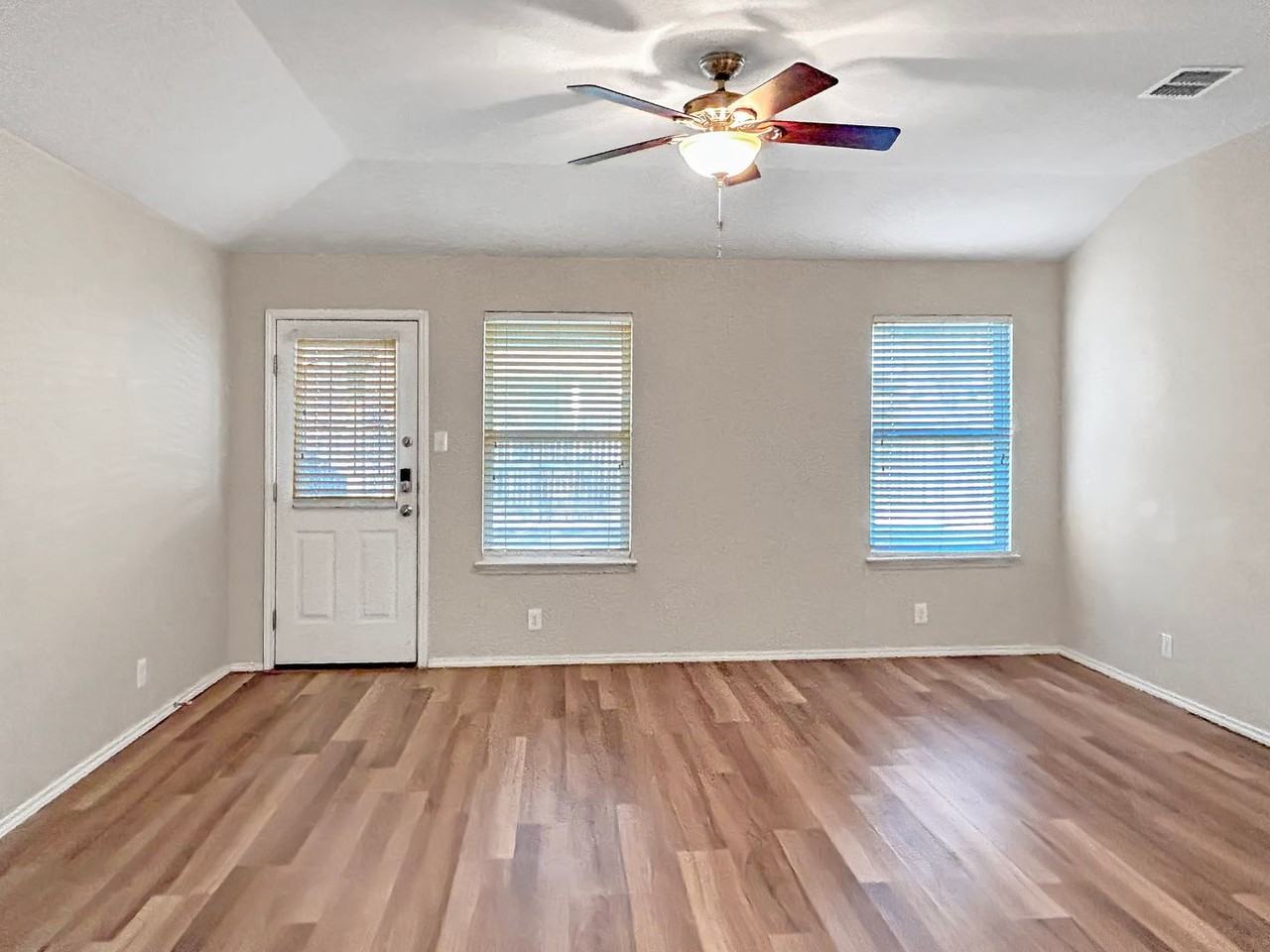 10415 Reckless - Photo 6 of 33