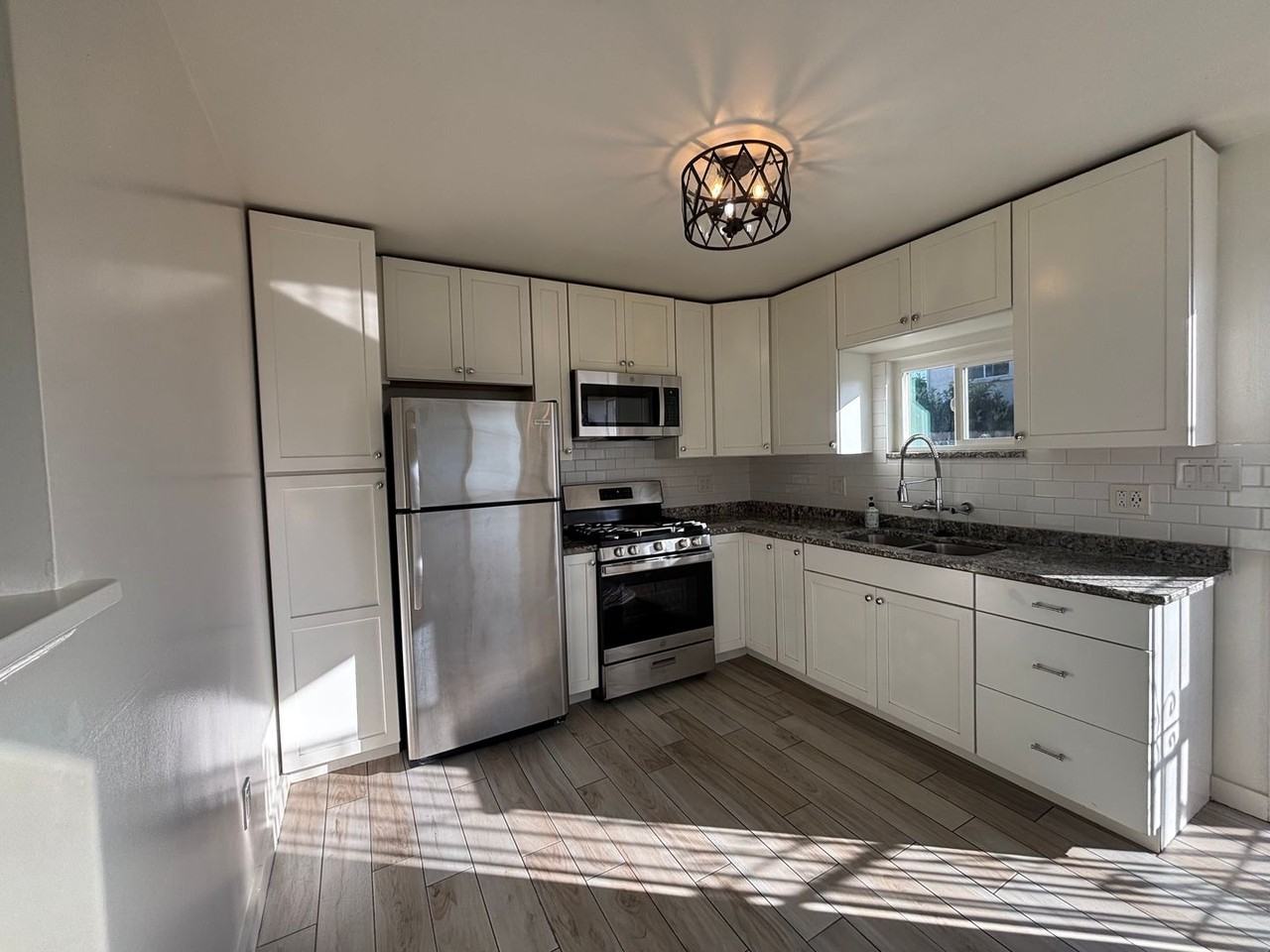 1073 7th St - Photo 3 of 14