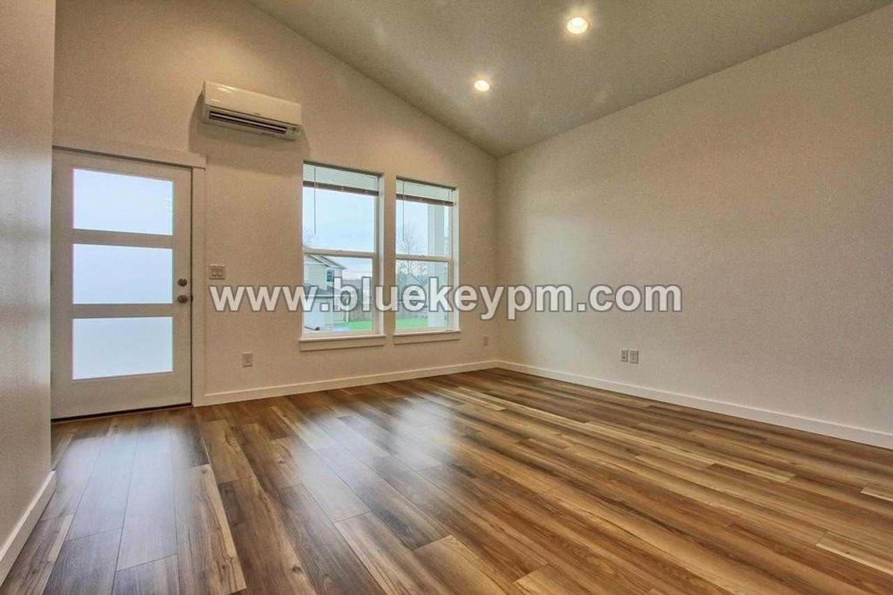 2057 Ambassador Ave - Photo 3 of 16