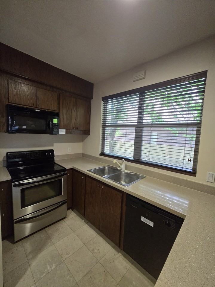 3231 Hemingway Dr #3231 - Photo 5 of 39