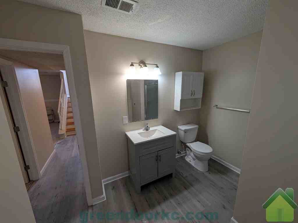 823-825 S Lindenwood Drive - Photo 4 of 13