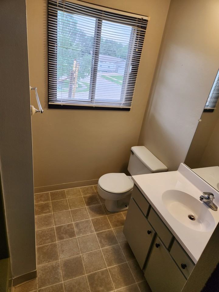 548 12th Street Southeast - Photo 2 of 6