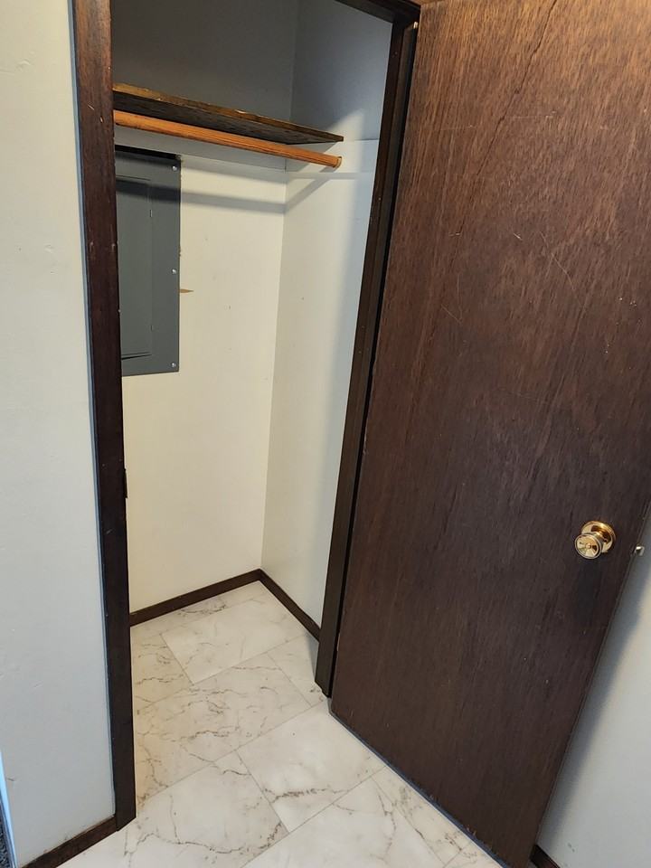 548 12th Street Southeast - Photo 3 of 6