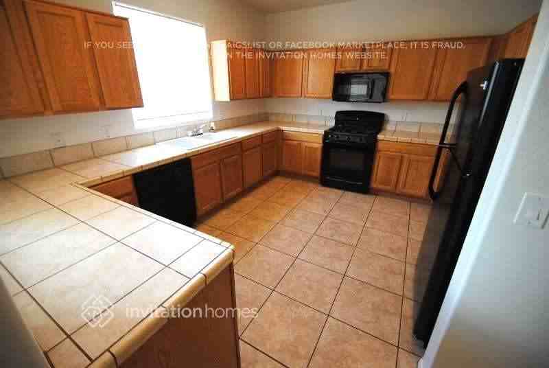 1645 E Illini St - Photo 3 of 7