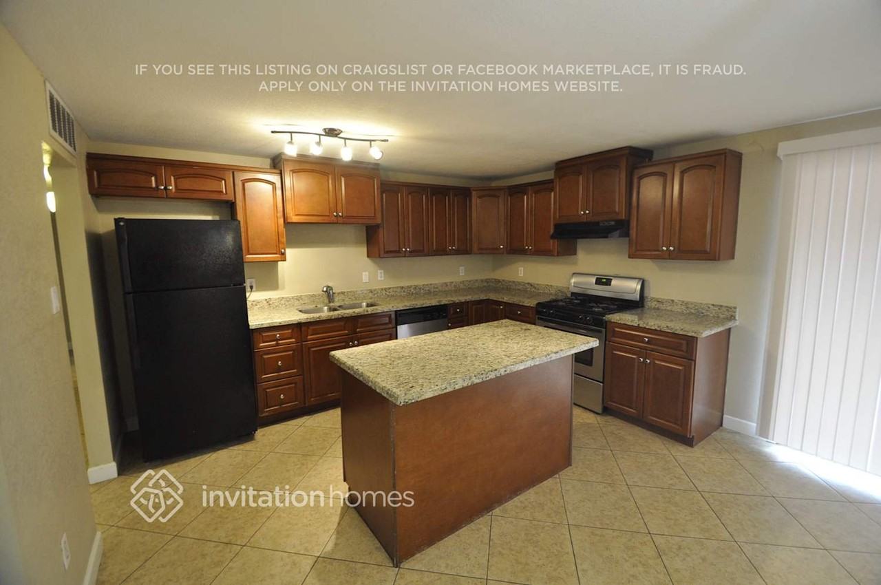 3643 E Surrey Ave - Photo 4 of 14