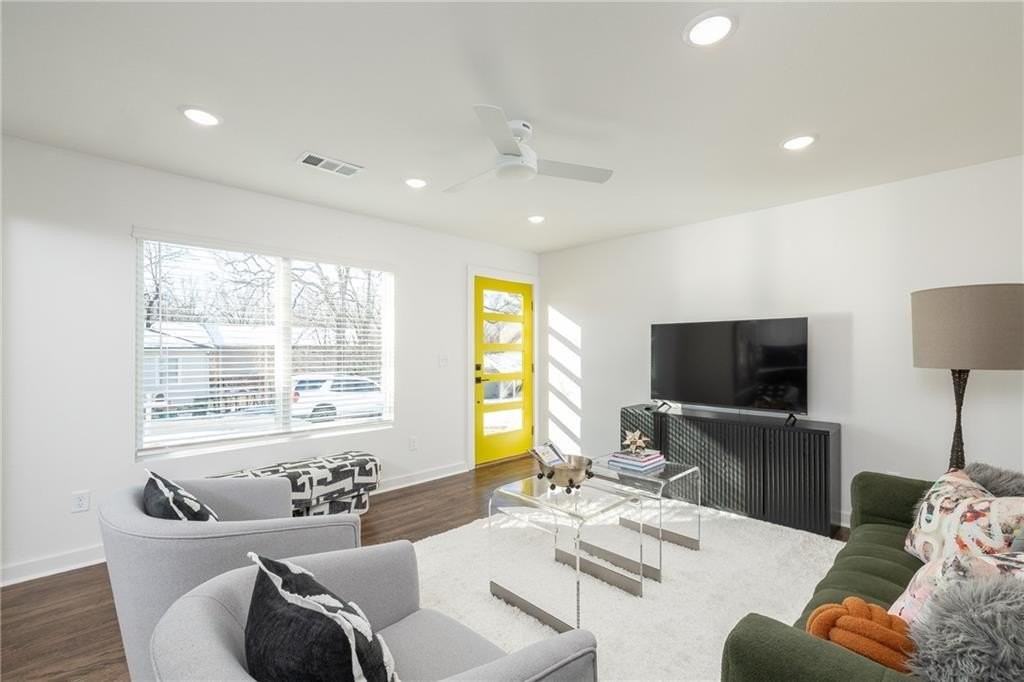 568 E Rebecca St - Photo 2 of 17