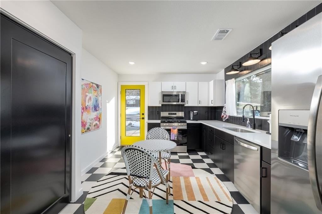 568 E Rebecca St - Photo 3 of 17