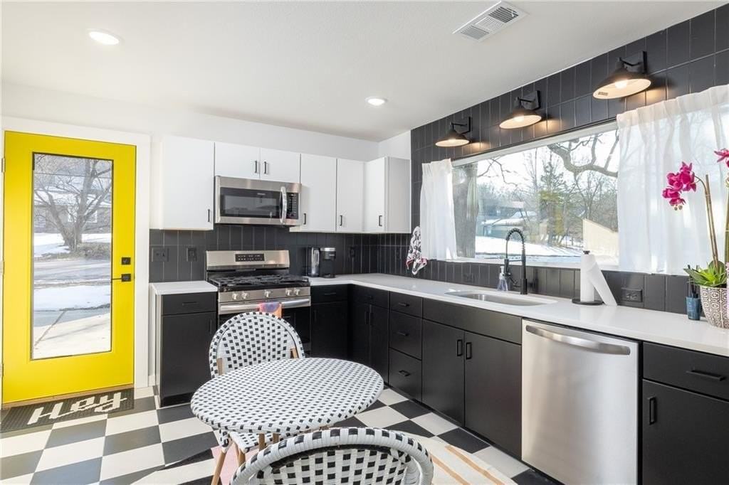 568 E Rebecca St - Photo 4 of 17