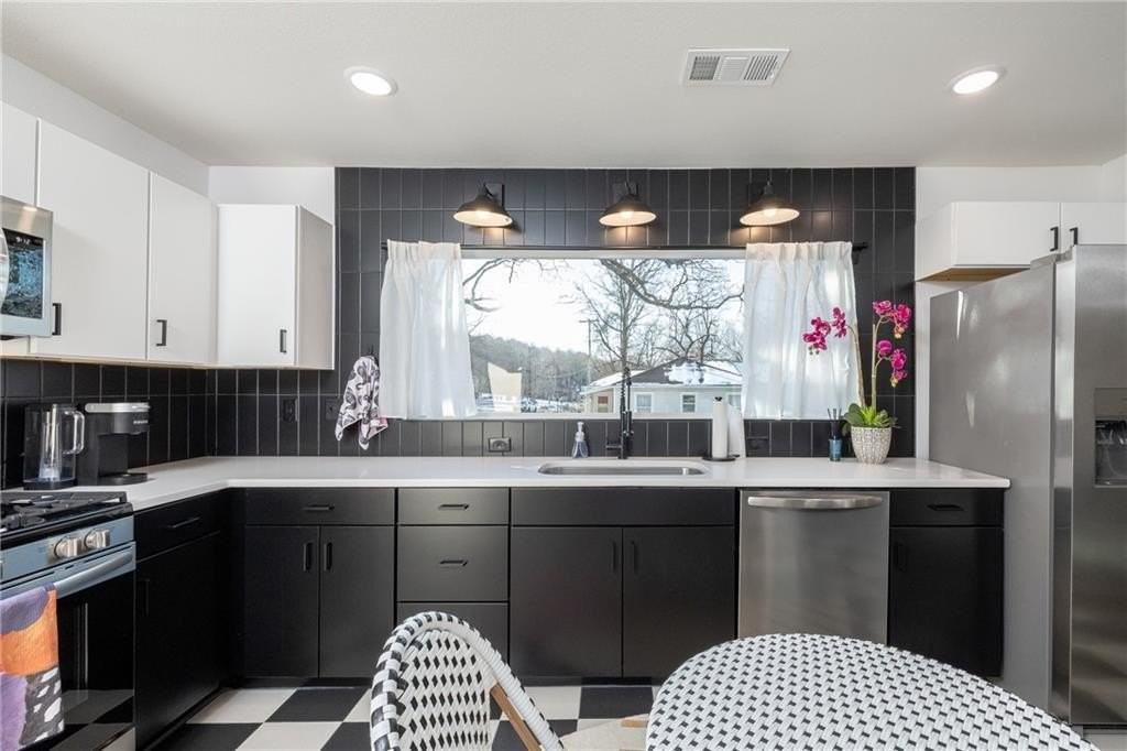 568 E Rebecca St - Photo 6 of 17