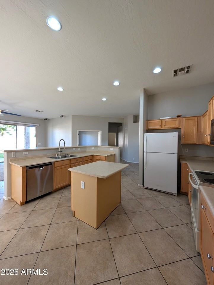 2224 E Detroit St - Photo 3 of 21