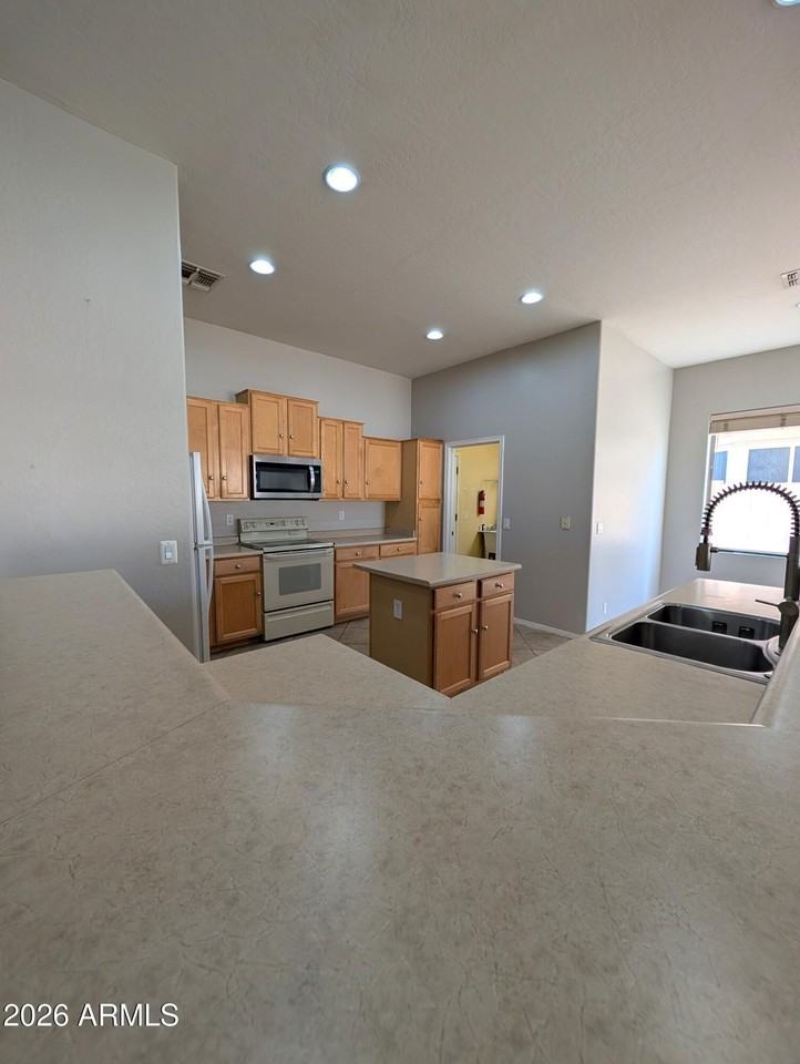 2224 E Detroit St - Photo 4 of 21