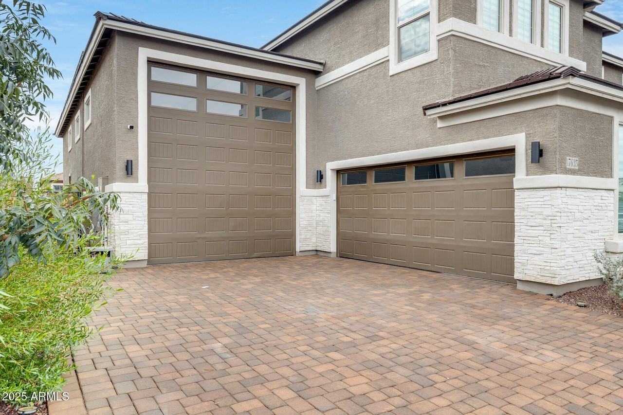 17635 W Red Fox Rd - Photo 2 of 50