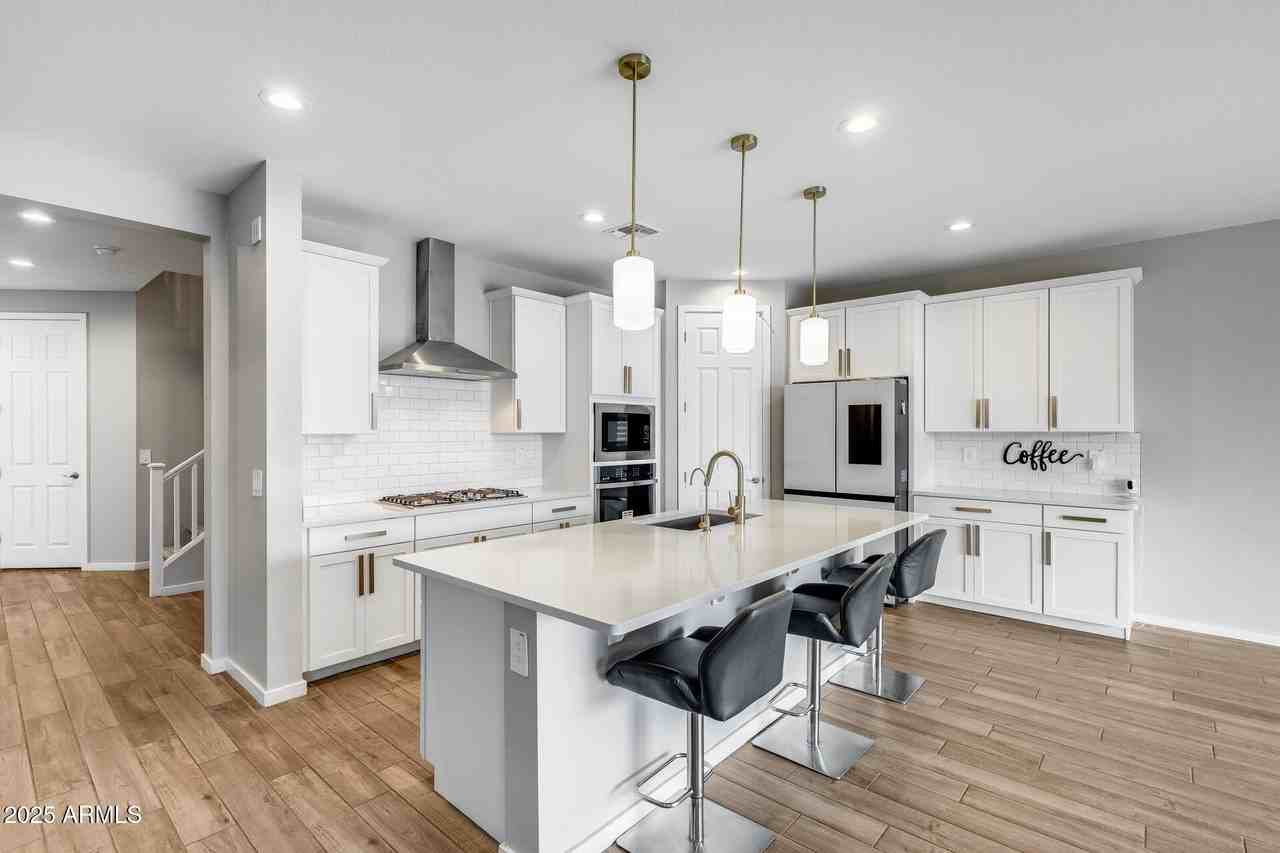 17635 W Red Fox Rd - Photo 3 of 50