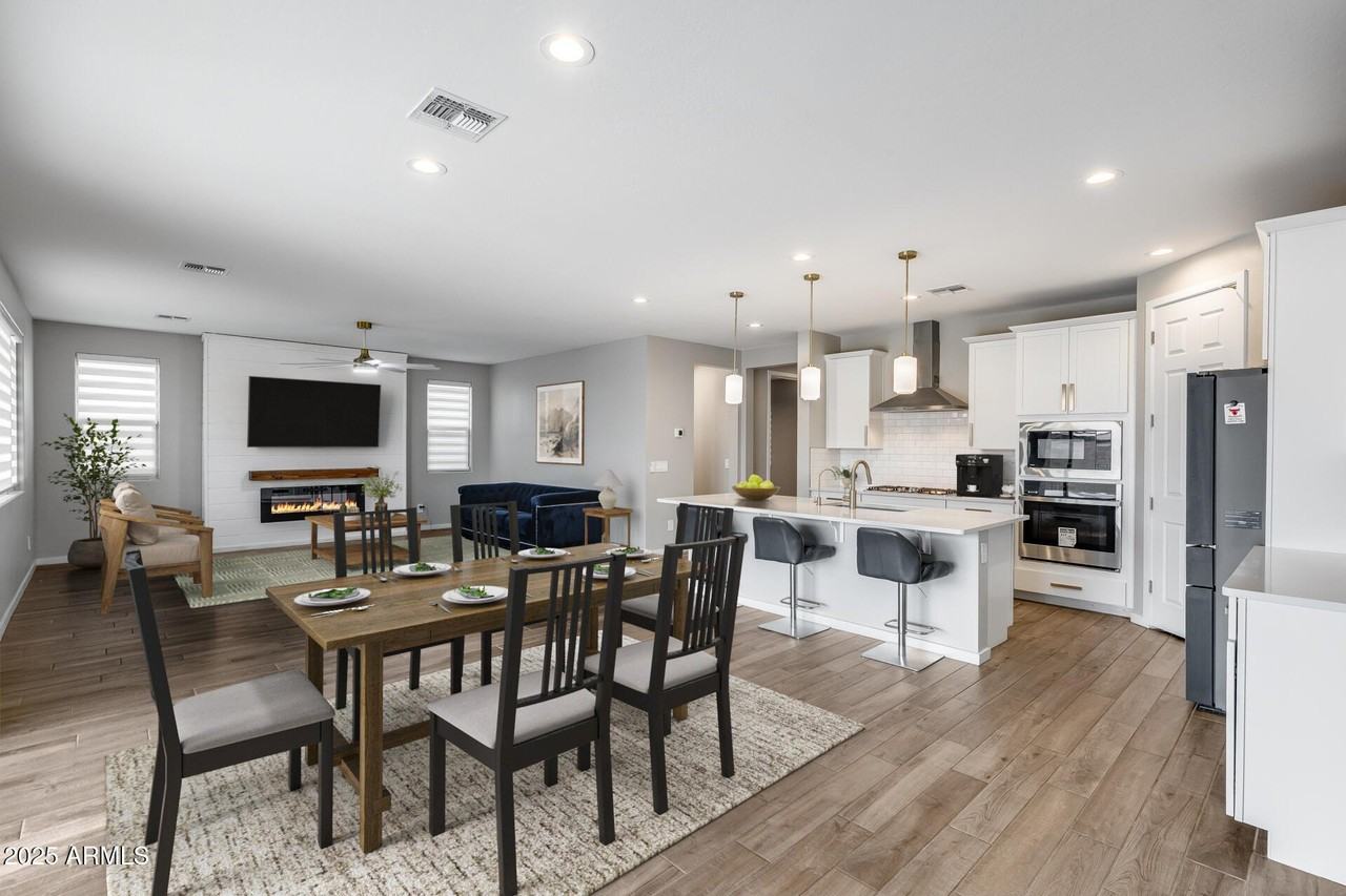 17635 W Red Fox Rd - Photo 4 of 50