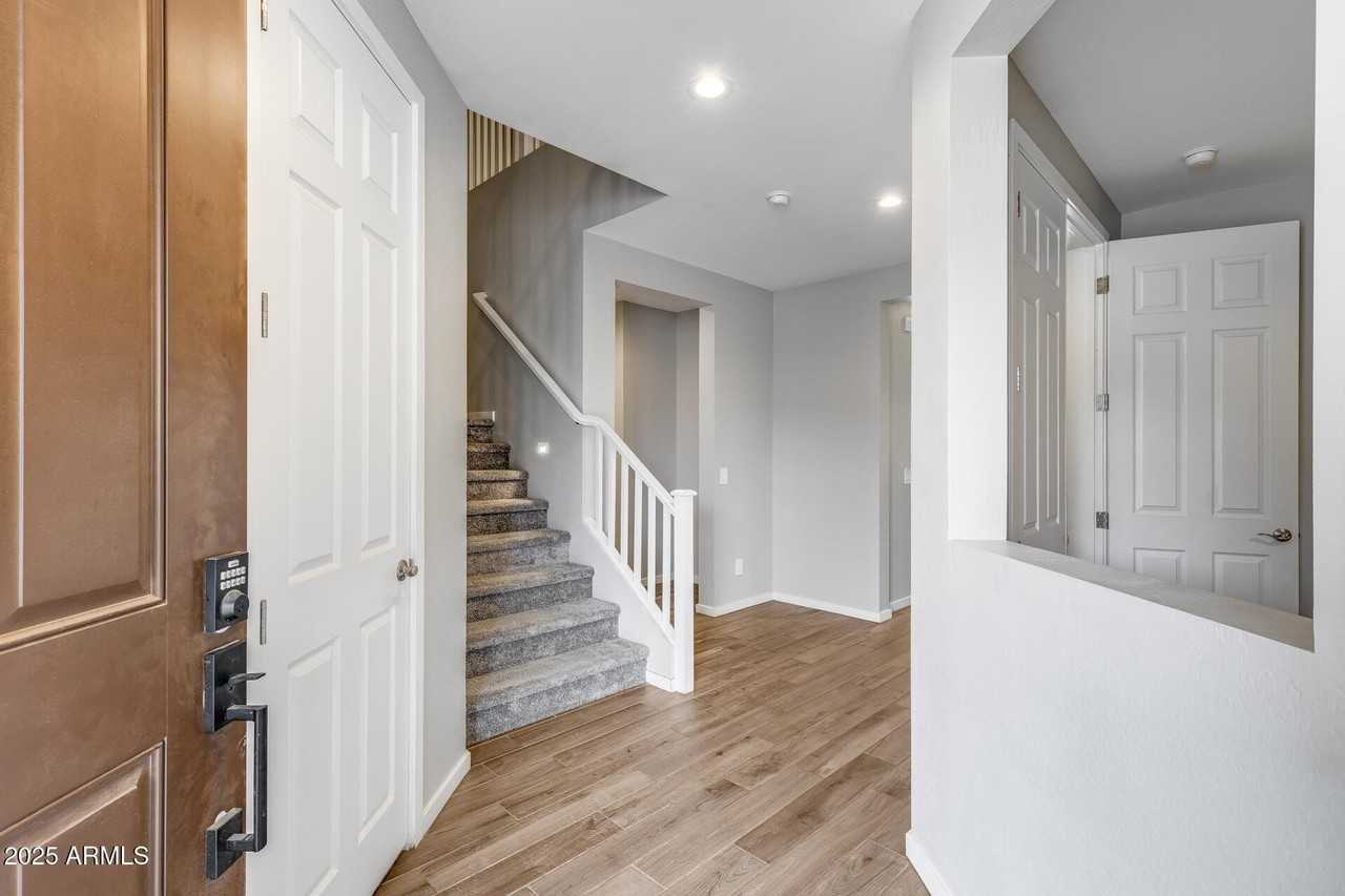 17635 W Red Fox Rd - Photo 7 of 50