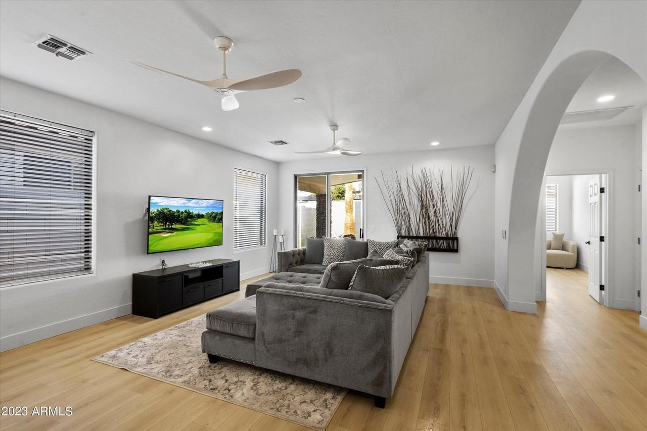 1084 E Susan Ln - Photo 6 of 25