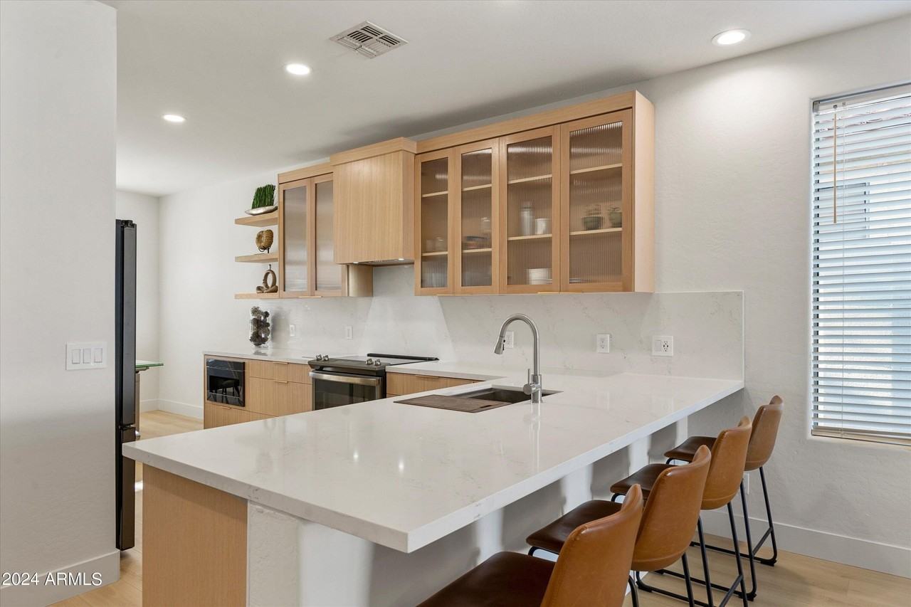 1084 E Susan Ln - Photo 7 of 25