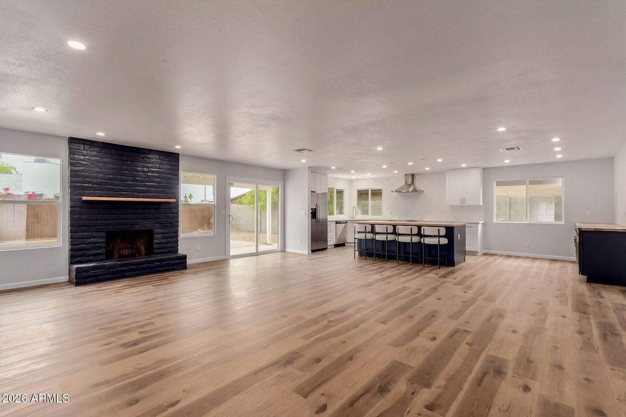 10705 E Mercer Ln - Photo 3 of 42