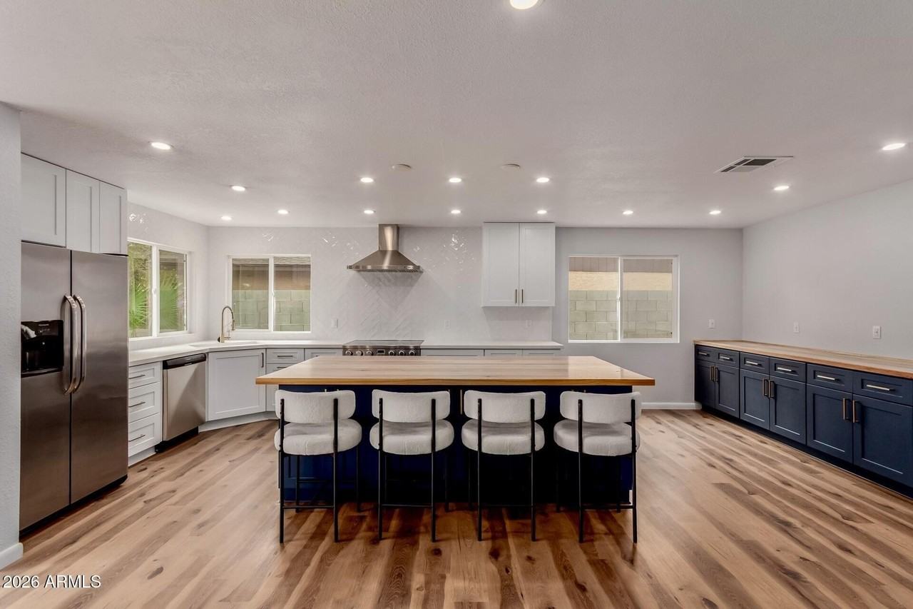 10705 E Mercer Ln - Photo 4 of 42