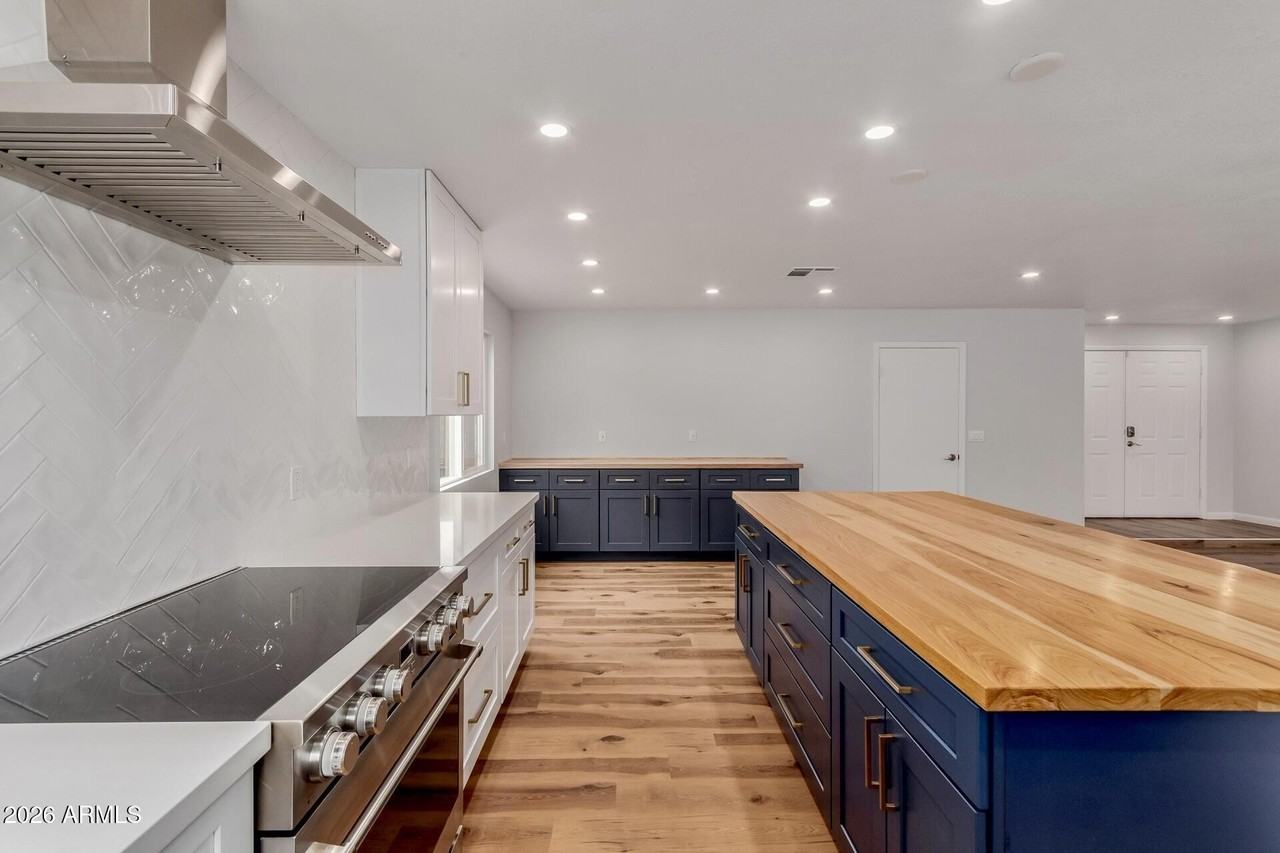 10705 E Mercer Ln - Photo 6 of 42