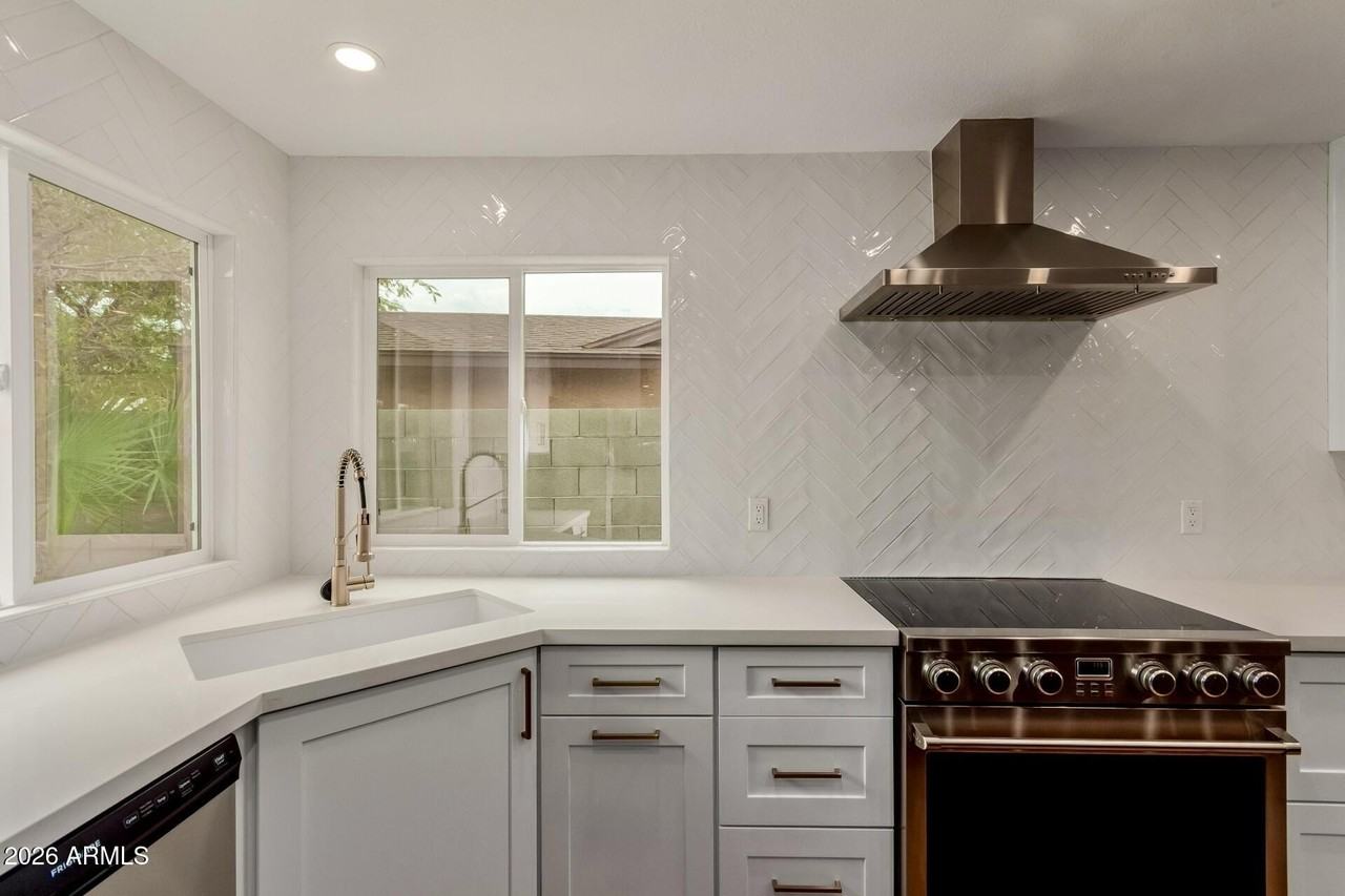 10705 E Mercer Ln - Photo 7 of 42