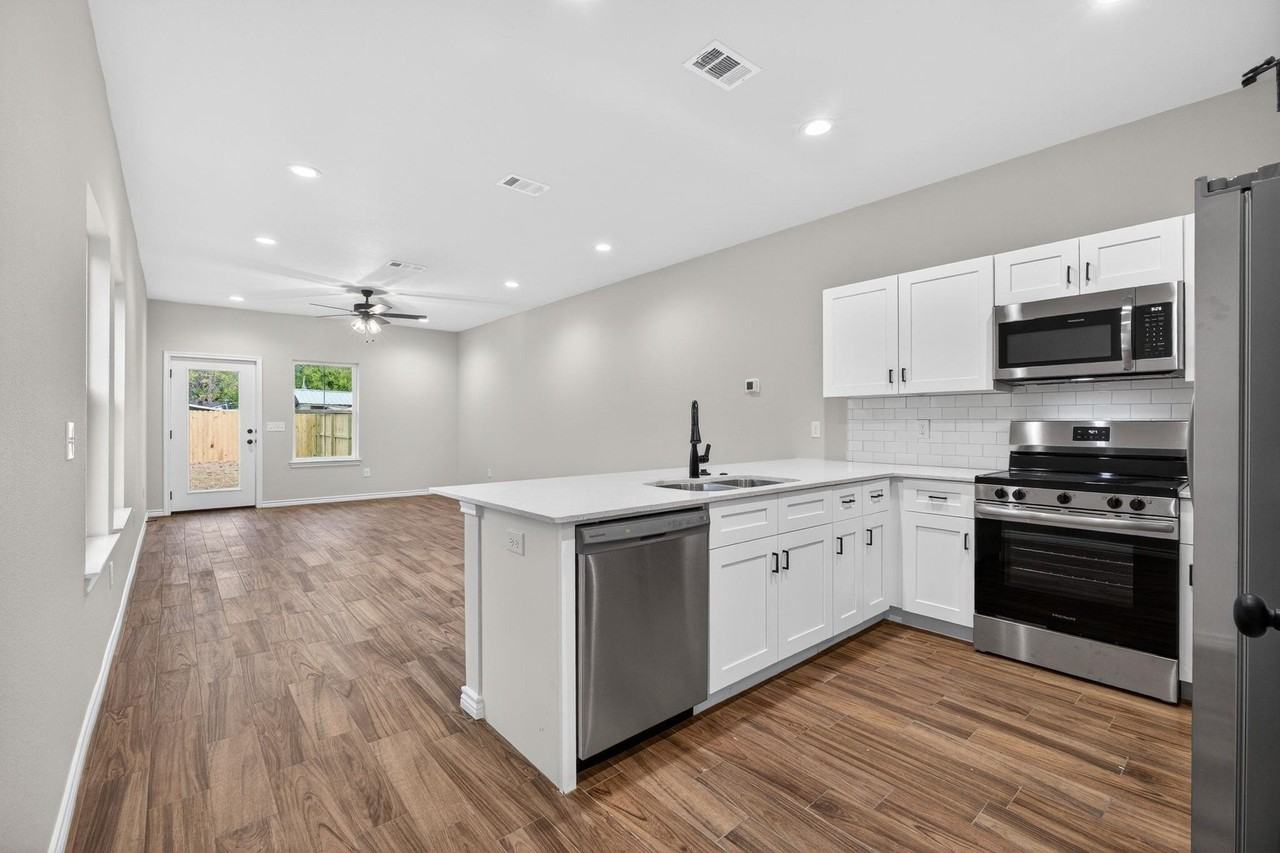 8427 Harvard St - Photo 3 of 21