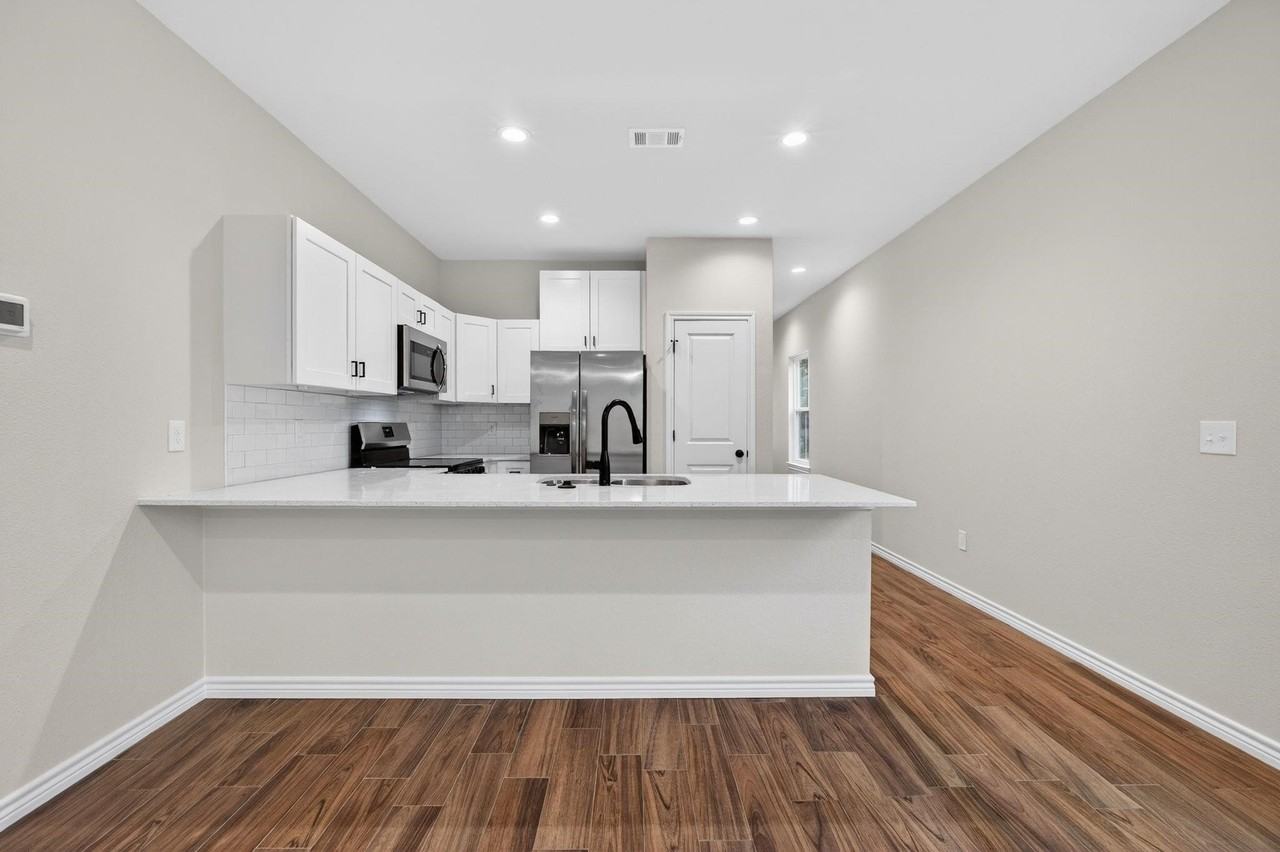 8427 Harvard St - Photo 5 of 21