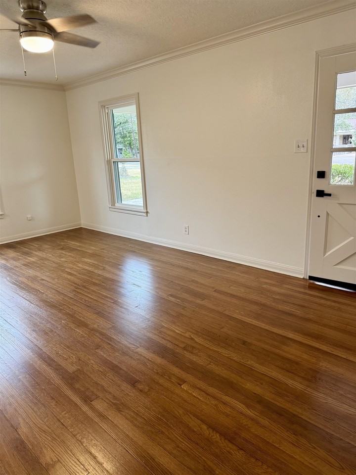 2225 Briarcliff Dr - Photo 2 of 9