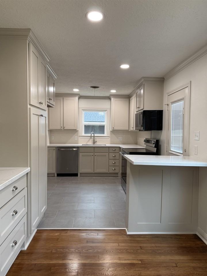 2225 Briarcliff Dr - Photo 3 of 9