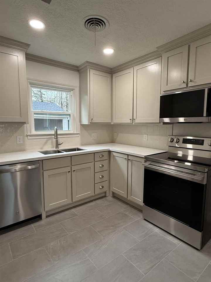 2225 Briarcliff Dr - Photo 4 of 9