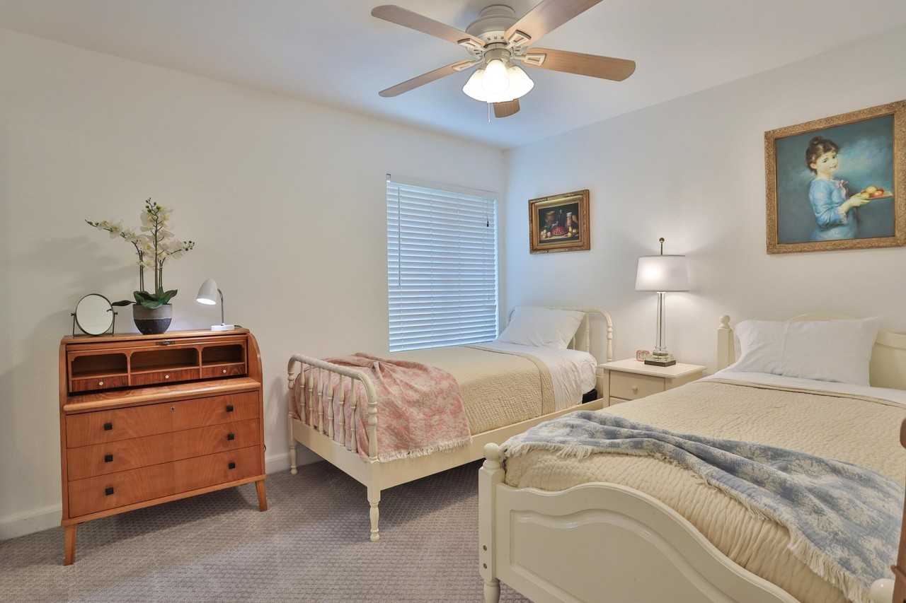 1421 Sunflower Cir N - Photo 7 of 39