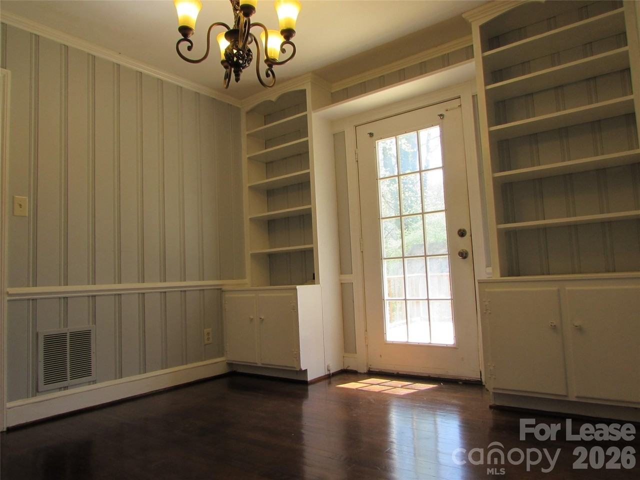 1107 Forestdale Dr - Photo 4 of 13