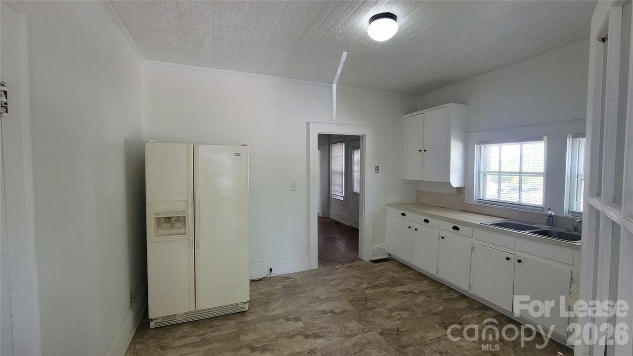 115 Lee St - Photo 4 of 12